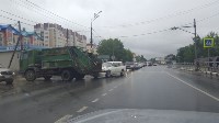 Subaru Legacy врезалась в мусоровоз в Южно-Сахалинске, Фото: 3