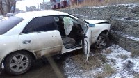 Недалеко от здания полиции в Холмске Toyota Mark II врезалась в ограждение, Фото: 1