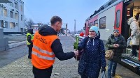 Пассажирок одарили цветами на вокзале в Южно-Сахалинске, Фото: 8