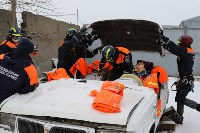 Застрявшего в автомобиле человека сахалинские спасатели вызволяли на скорость , Фото: 23