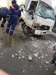 Мужчину зажало в кабине при столкновении двух грузовиков в Южно-Сахалинске, Фото: 3