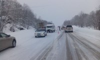 Один человек погиб и трое пострадали при лобовом столкновении грузовиков на юге Сахалина, Фото: 3