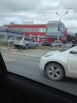 Внедорожник врезался в дорожное ограждение в результате ДТП в Южно-Сахалинске , Фото: 1