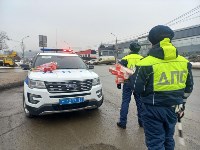 На Сахалине сотрудники ГИБДД порадовали автомобилисток цветами, Фото: 3