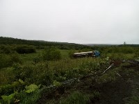 Груженый бензовоз вылетел с дороги и опрокинулся в Макаровском районе, Фото: 2