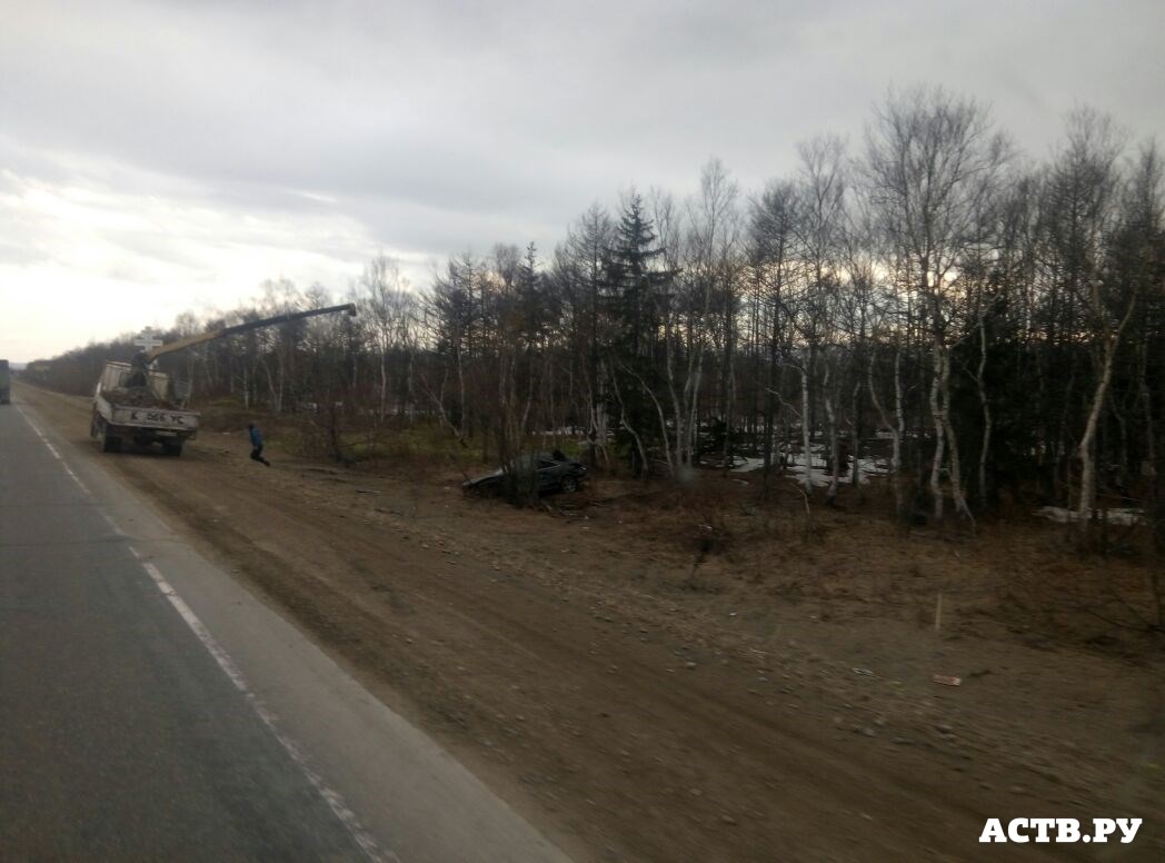 Брошенный автомобиль лежит на боку в пригороде Южно-Сахалинска - Новости  Сахалинской области. Происшествия – Фотогалерея, фото 3 - ASTV.ru