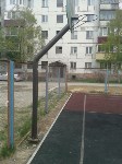 Металлическая баскетбольная чуть ни покалечила ребенка в Луговом, Фото: 1
