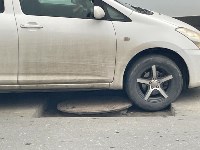 Южносахалинка порвала два колеса недалеко от перекрестка Ленина - Емельянова, Фото: 4