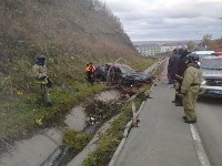 Седан врезался в дорожное ограждение в Холмске, Фото: 4