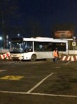Пассажирский автобус врезался в дорожное ограждение в Южно-Сахалинске, Фото: 3