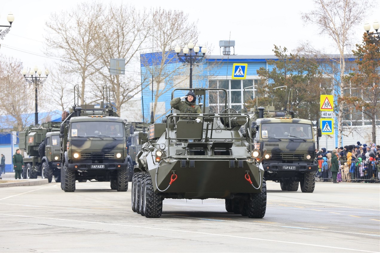 Военный парад на Сахалине собрал несколько тысяч зрителей - Новости Южно  Сахалинска – Фотогалерея, фото 8 - ASTV.ru