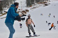 Полсотни сахалинцев разделись, чтобы спуститься на лыжах и сноубордах с «Горного воздуха», Фото: 25