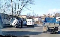При столкновении легковушки и микроавтобуса в Корсакове пострадал человек, Фото: 2
