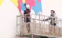 Художники из Южной Кореи нарисовали цветную горбушу на стене дома в Дальнем, Фото: 2