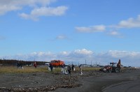 Сахалинские энергетики вывезли 60 мешков мусора с побережья, Фото: 8
