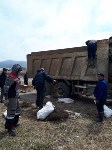 Десять кубометров мусора собрали рыбаки на побережье в Томари, Фото: 1