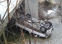 Автомобиль свалился с моста в реку в Долинске , Фото: 2