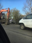Грузовик снес перила моста и фонарный столб в Александровске-Сахалинском, Фото: 1