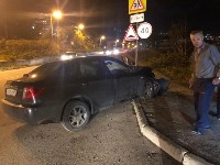 Легковой автомобиль врезался в дорожное ограждение в Холмске, Фото: 2