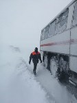 Спасатели эвакуировали из снежных заносов у Стародубского 5 автомобилей, Фото: 3