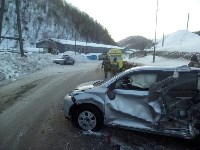 Фура и легковой автомобиль столкнулись на въезде в Холмск, Фото: 1