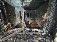 Среди спасённых - маленький ребёнок: появились кадры с места пожара в Аниве, Фото: 9