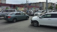 Три автомобиля столкнулись на улице Емельянова в Южно-Сахалинске, Фото: 7