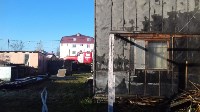 Горящую пристройку к жилой двухэтажке потушили в Южно-Сахалинске, Фото: 1