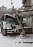 Бетономешалка врезалась в крыльцо дома в Холмске, Фото: 2