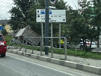 Самосвал пробил дорожное ограждение и опрокинулся у АЗС в Южно-Сахалинске, Фото: 6