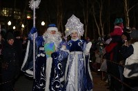 Шествием Дедов Морозов и огнем открыли новогоднюю елку в Ногликах, Фото: 4