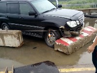 Lexus врезался в бетонные ограждения на мосту в Поронайском районе, Фото: 3