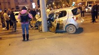 Кроссовер и автомобиль пиццерии столкнулись на площади Ленина в Южно-Сахалинске, Фото: 3