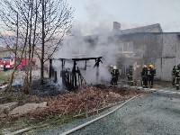 Пожар в жилом доме тушат в Луговом, Фото: 6