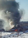 Дом на несколько семей горит в Поронайске, Фото: 3