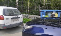 Автохамы помешали вывезти мусор из двух дворов в Южно-Сахалинске, Фото: 1