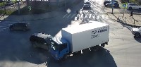 Кроссовер и грузовик столкнулись на перекрёстке в Южно-Сахалинске, Фото: 1