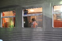 На железнодорожном вокзале Южно-Сахалинска пассажиров встречают и провожают Дед Мороз и Снегурочка , Фото: 10