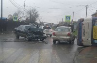 Автобус опрокинулся при столкновении с легковушкой в Южно-Сахалинске, Фото: 6