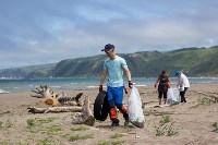 Больше 20 «кубов» мусора убрали с пляжа в Невельском районе, Фото: 16
