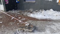 В Южно-Сахалинске обвалилась часть фасада Главпочтамта, Фото: 3
