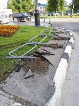 Мусоровоз снес дорожные ограждения и врезался в забор телецентра в Южно-Сахалинске, Фото: 1