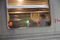 На железнодорожном вокзале Южно-Сахалинска пассажиров встречают и провожают Дед Мороз и Снегурочка , Фото: 2