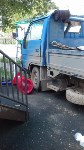 В Корсакове грузовик без водителя протаранил детскую площадку, Фото: 1