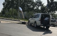 Водитель внедорожника сбил дорожный знак на улице Комсомольской в Южно-Сахалинске , Фото: 1