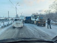 Большегруз с прицепом и грузовичок столкнулись в Южно-Сахалинске, Фото: 1