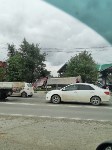Самосвал пробил дорожное ограждение и опрокинулся у АЗС в Южно-Сахалинске, Фото: 1