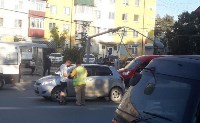 В Южно-Сахалинске оборванные провода мешают движению по улице Ленина, Фото: 1