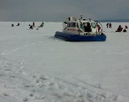 Сахалинские спасатели обеспечивают безопасность рыбаков на льду в заливе Мордвинова   , Фото: 1