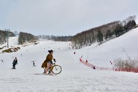 Полсотни сахалинцев разделись, чтобы спуститься на лыжах и сноубордах с «Горного воздуха», Фото: 3